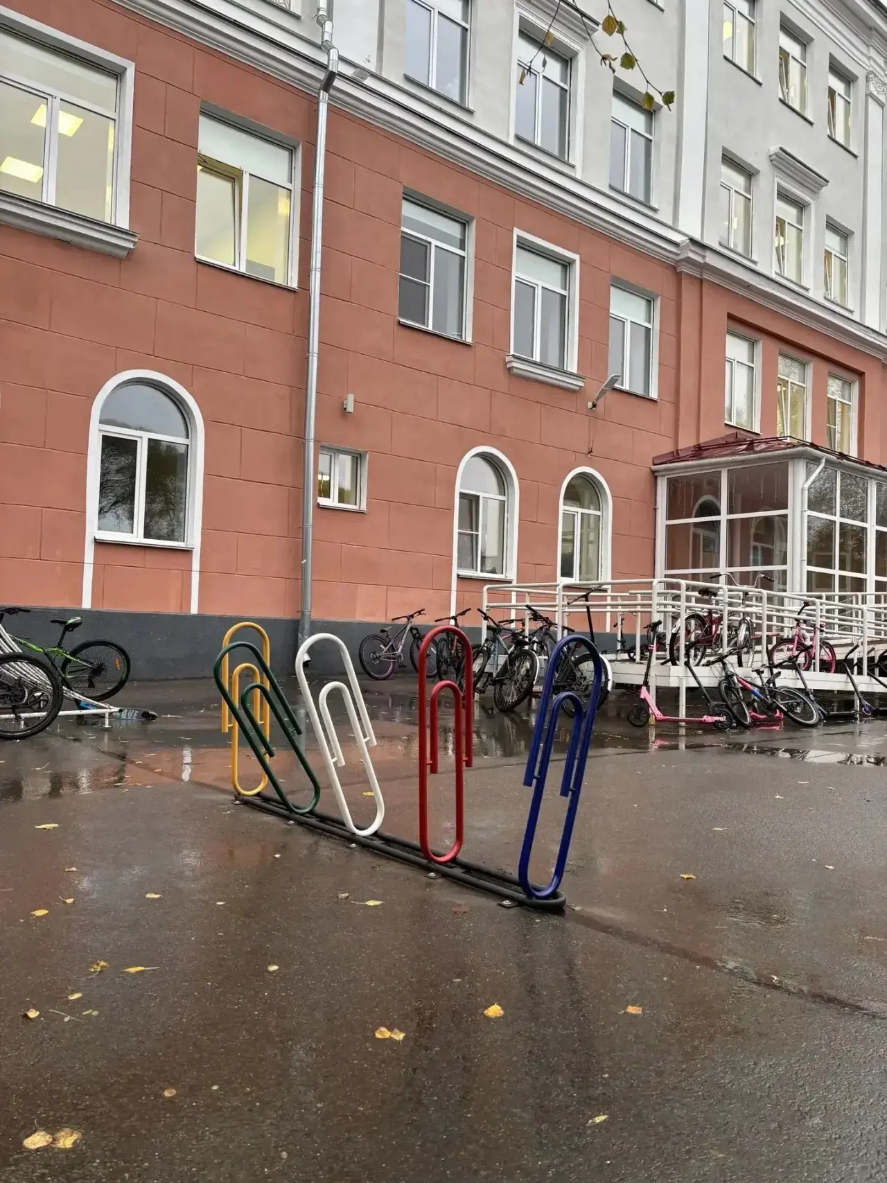 Ещё три тематические велопарковки появились возле школ № 10, 11 и 15.