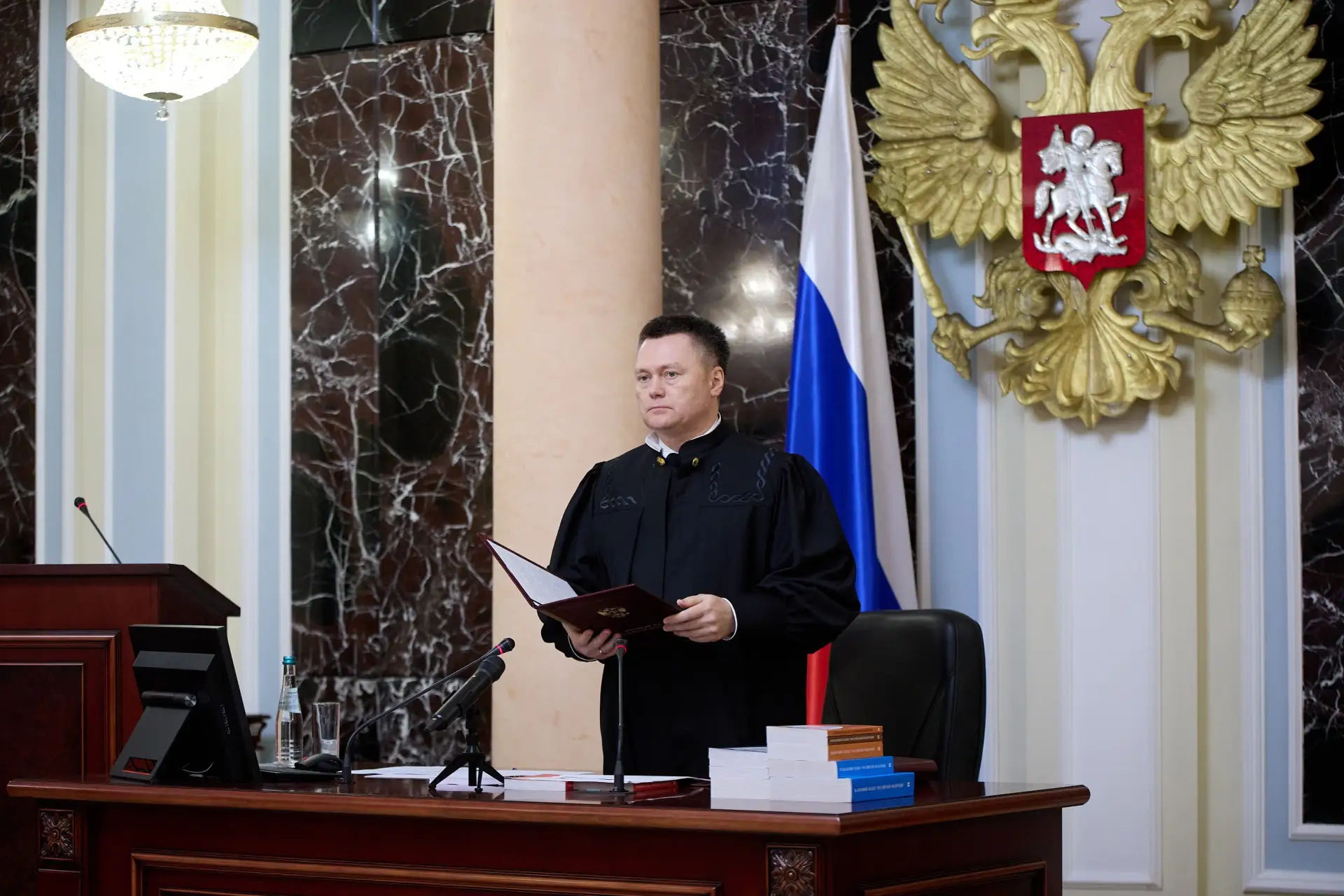 Вердикт присяжных не освобождает судью от обязанности разрешить правовые вопросы, указа...