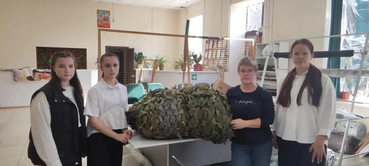 Учащиеся нашей школы передали 23ю маскировочную сеть представителям волонтерской органи...