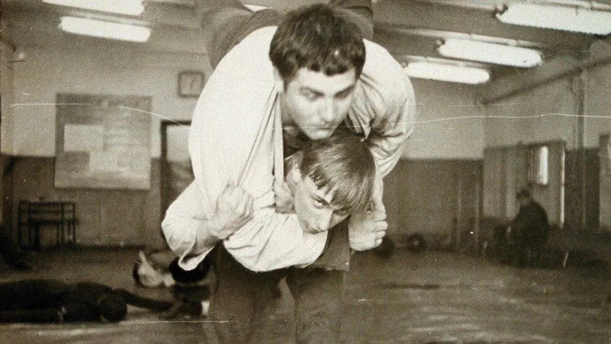 Владимир Путин отрабатывает бросок через спину. Ленинград, 1974 год.