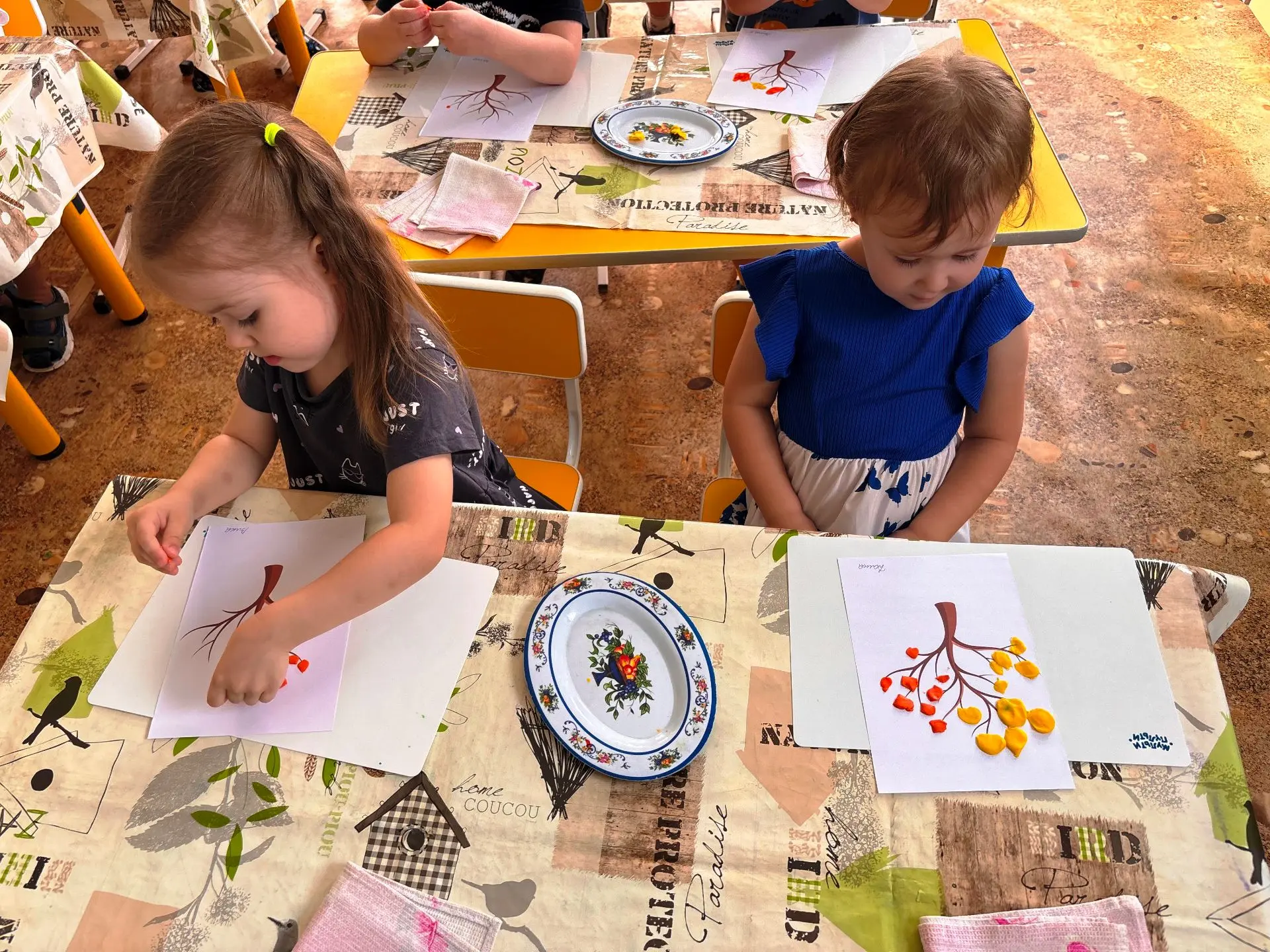 Во второй младшей группе (дети 3–4 лет) приём отщипывания — один из первых и самых важн...