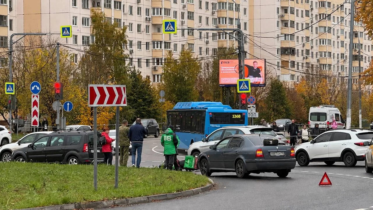 🚨 На кругу — очередное ДТП с участием курьера.