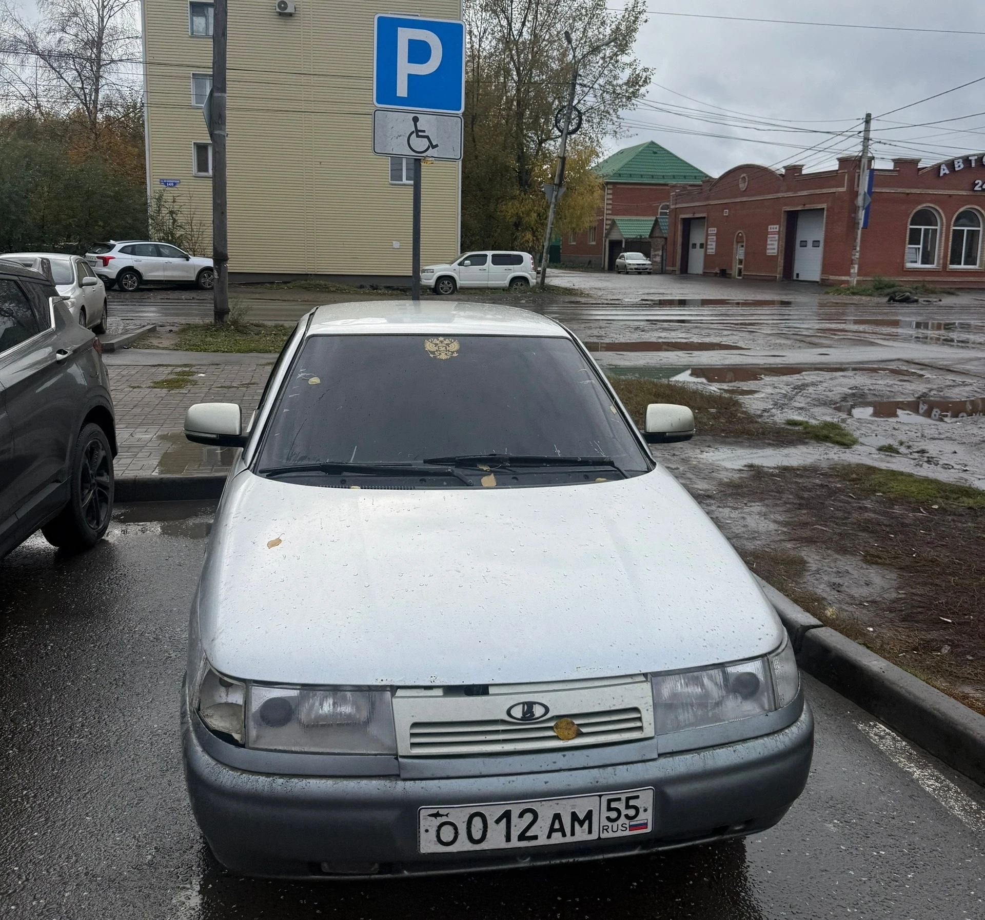 Тонированный колхозник #о012ам55 под знаком на ул. 33-я Северная. Точно инвалид?