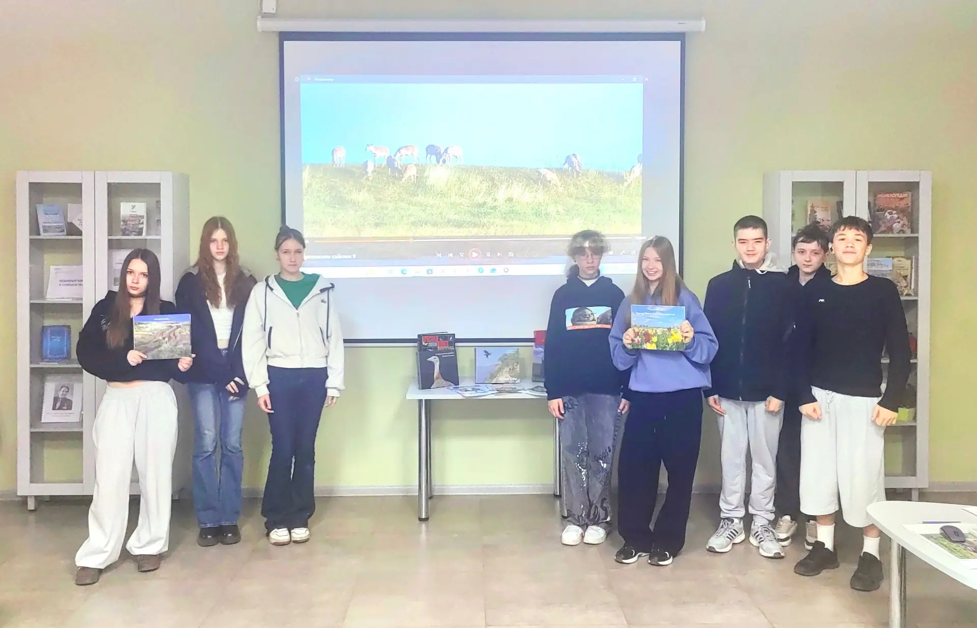 В Центральной модельной библиотеке прошёл экологический час «Береги свою планету» для р...