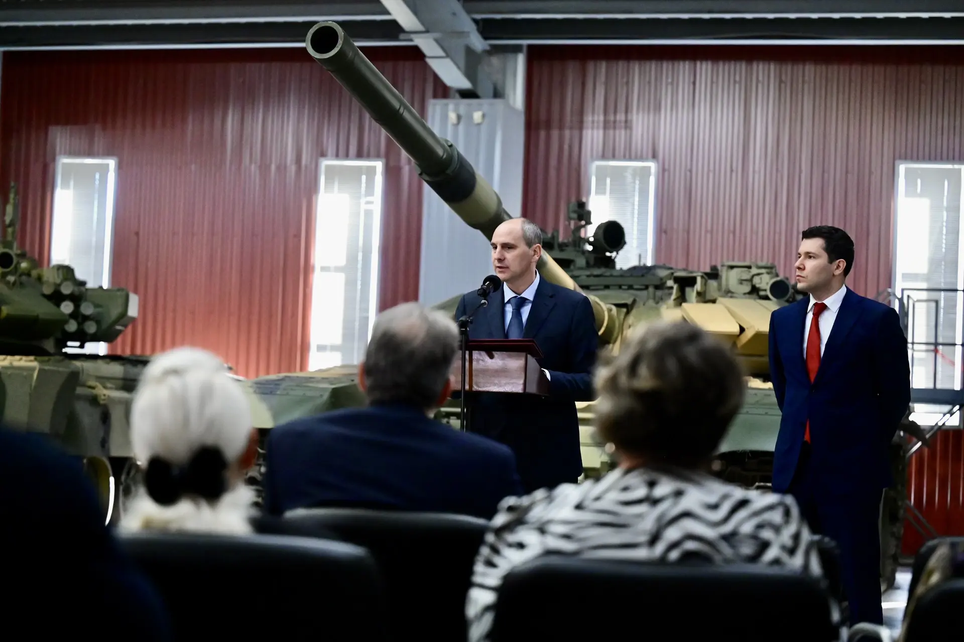 С министром промышленности и торговли РФ Антоном Андреевичем Алихановым поздравили колл...