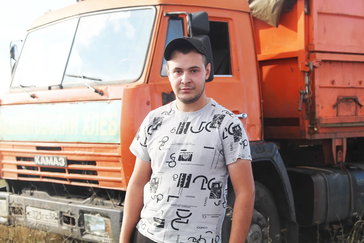 🚛 Первый сезон в АО «Башмаковский хлеб» трудится молодой водитель КАМАЗа Вадим Гущин.