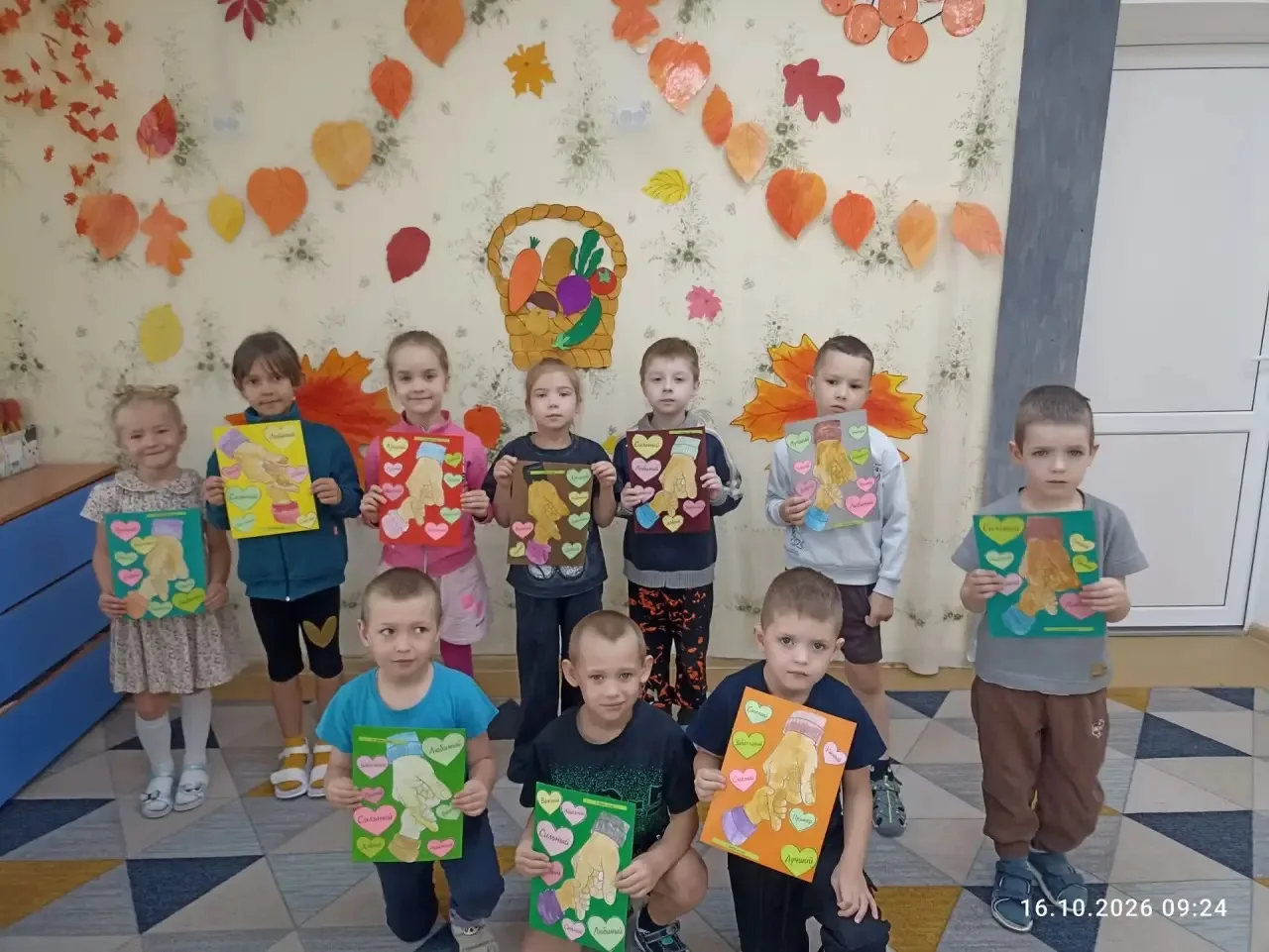 В преддверии праздника "День отца" воспитанники подготовительной группы изготовили откр...