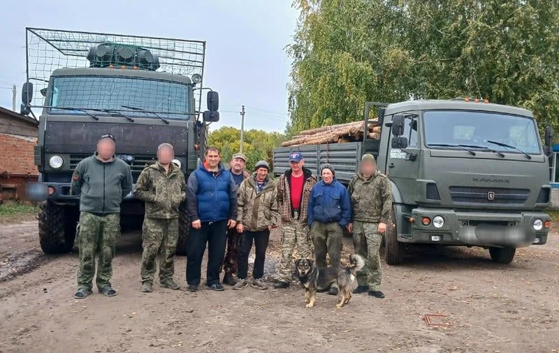 В начале октября первомайцы во главе с волонтёром Александром Сухаревым загрузили пилом...