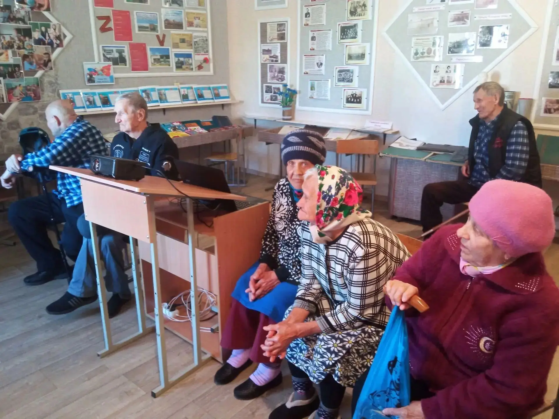 В нашей школе стало доброй традицией сотрудничество с Крестьянским домом-интернатом для...