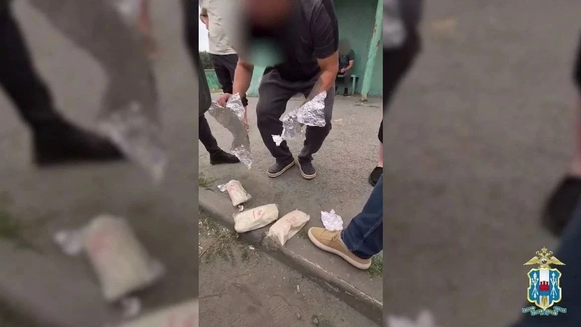 Ростовские полицейские перехватили на трассе «Дон» межрегионального наркокурьера с 6 кг...