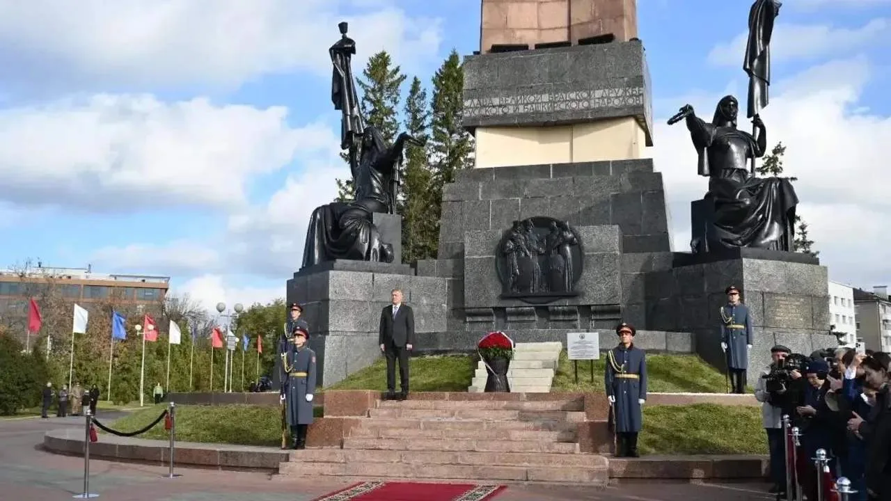 Бөгөн, 11 октябрҙә, Республика көнөнә бағышлап, Өфөләге Дуҫлыҡ монументына сәскәләр һал...