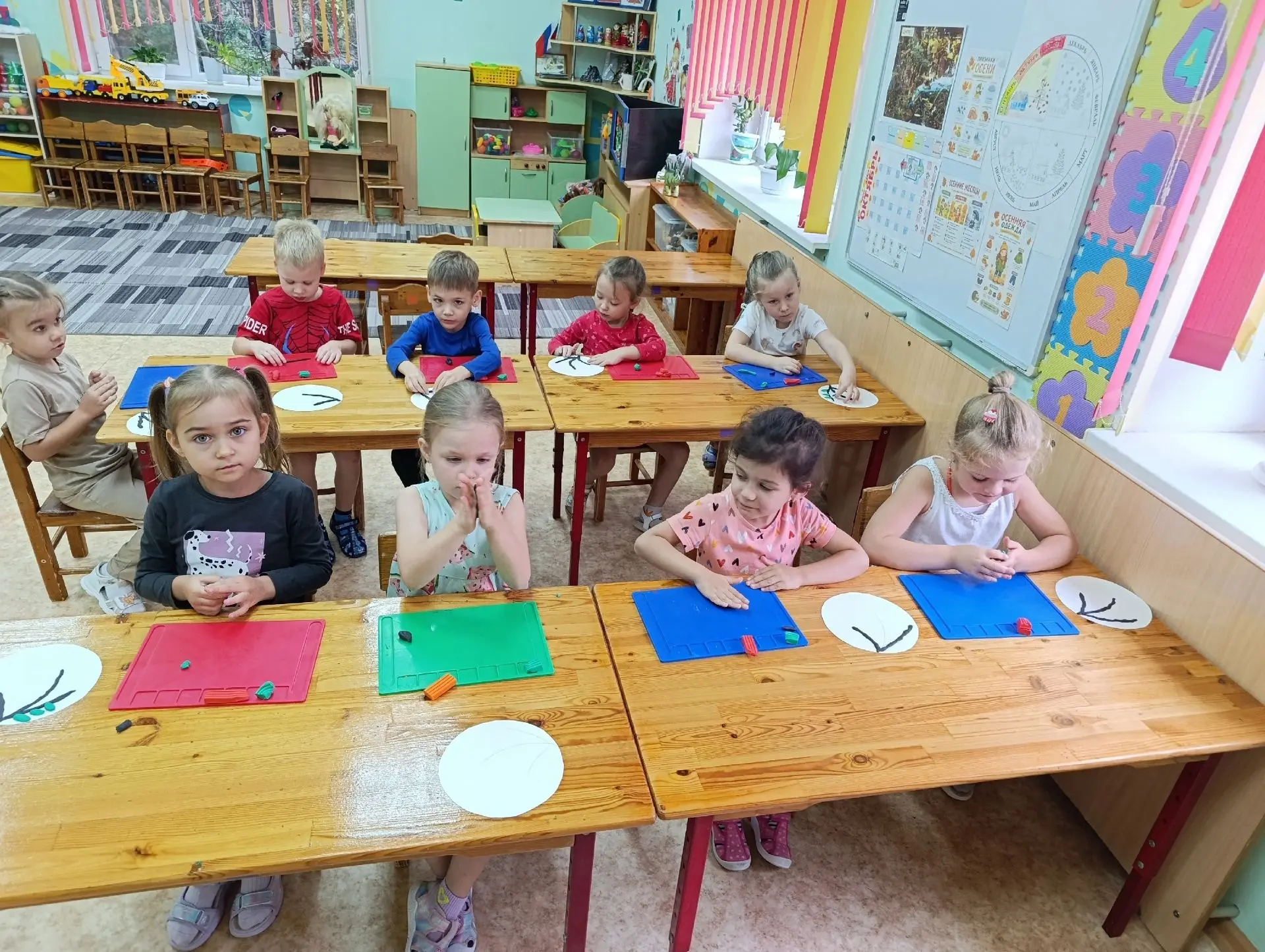 Ребята старшей группы уже многое умеют. Подросли за лето, теперь развивают свои знания ...