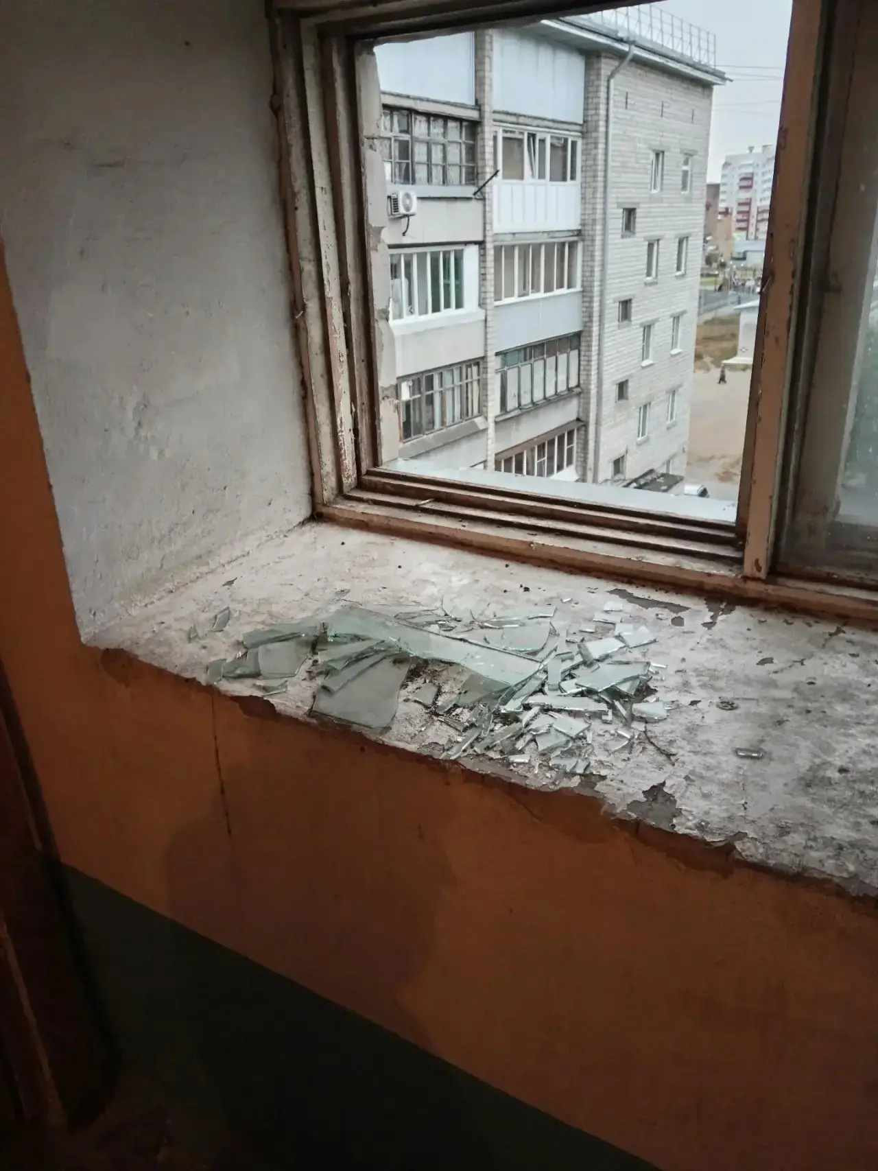 💨 Вчера во время урагана в 8‑м подъезде по адресу ул. Анатолия, 39 был повреждён оконн...