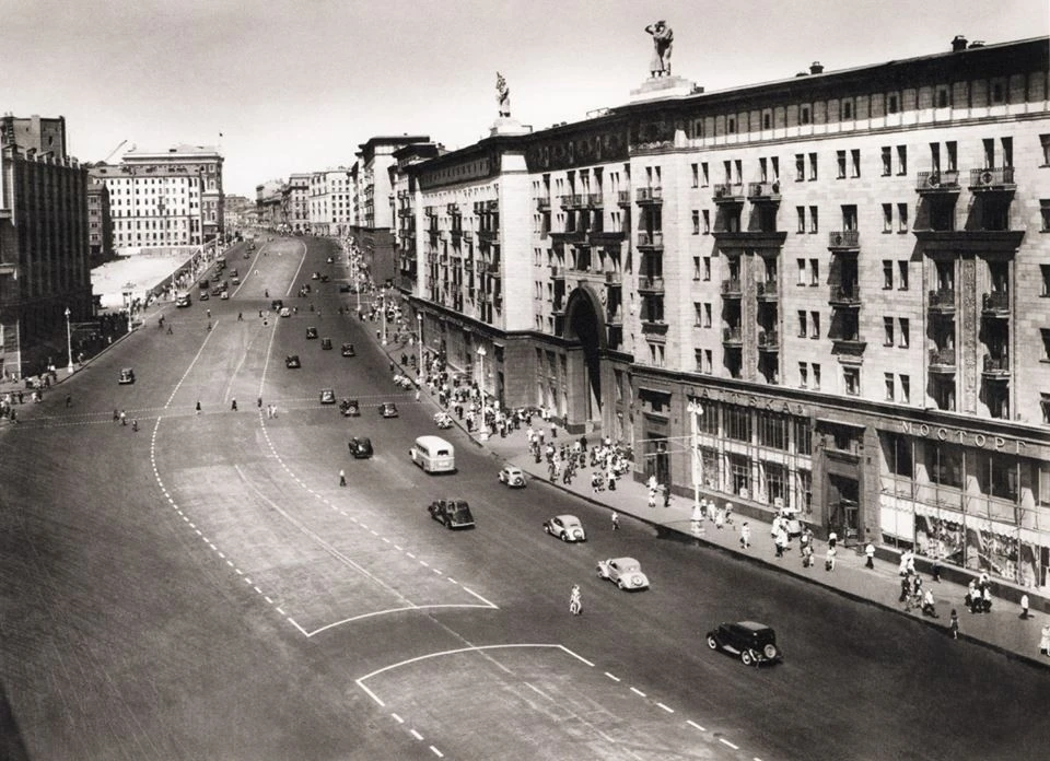 Москва, 1949 год. Улица Горького - широкая, почти свободная от машин, с неспешными прох...