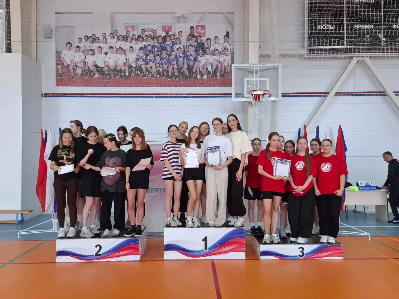 Золотой триумф наших старшеклассниц: 1-е место на соревнованиях! 🏆🥇🏀✨