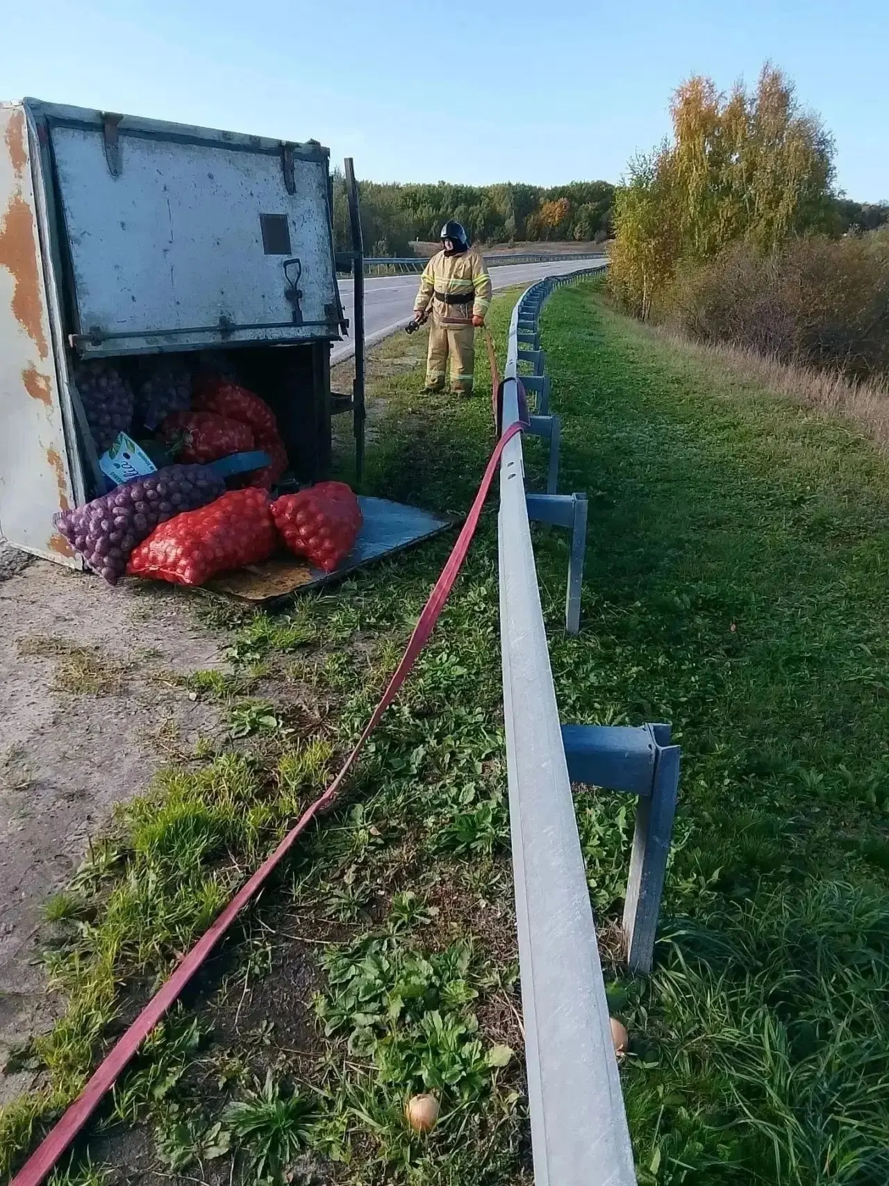 😫  «Газель» с овощами опрокинулась на трассе в Шигонском районе.
