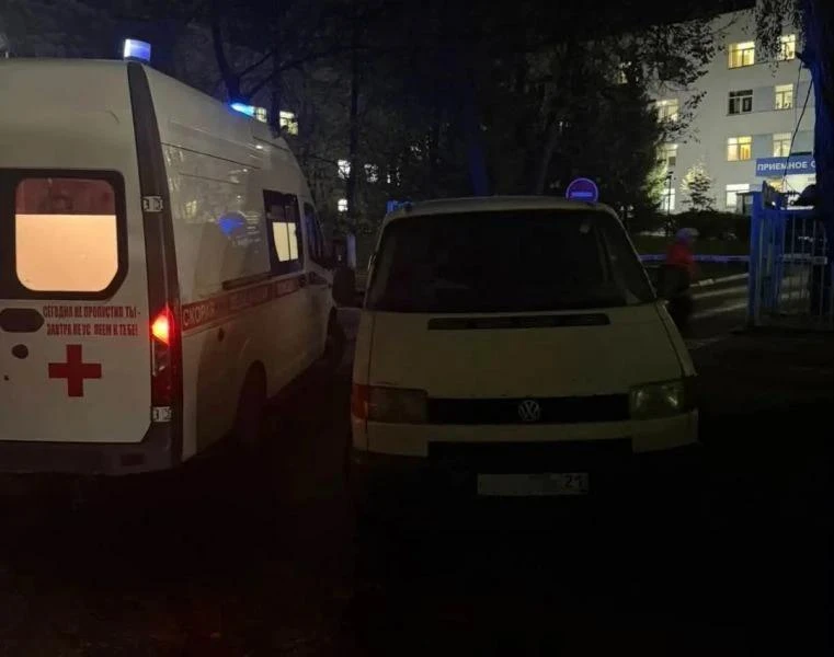 ⛔️ Пациенту пришлось идти пешком из-за умника, перекрывшего проезд «скорой»