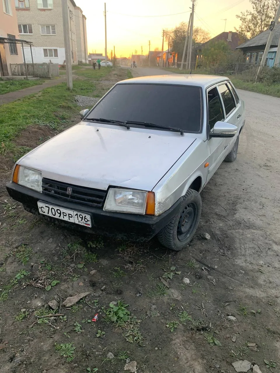 Продам ваз 2199 2003 года на ходу мотор коробка без нареканий по кузову не гнилая есть ...