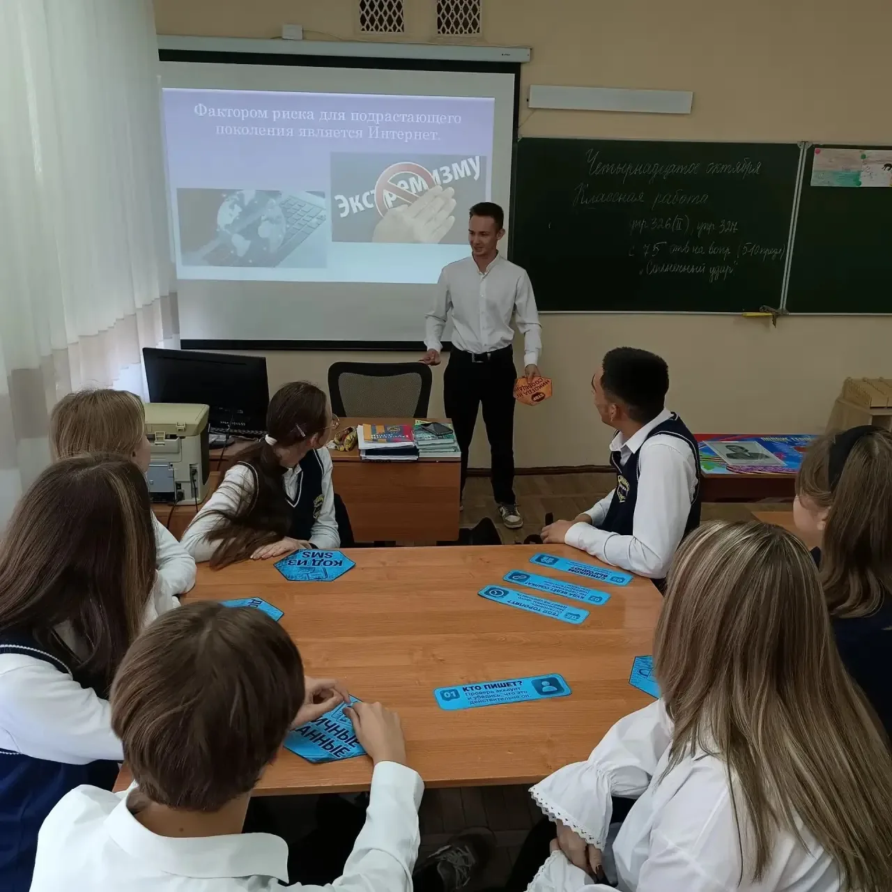 В 11 классе прошел круглый стол: «Безопасный интернет: как не стать жертвой и пособнико...