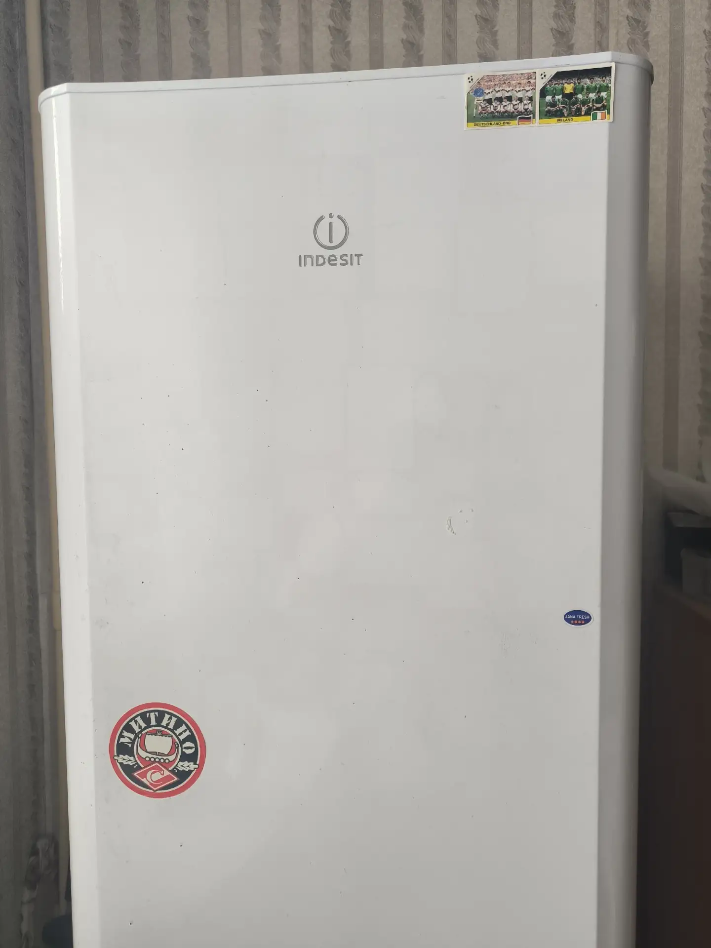 Холодильник Indesit.Работает,слабо морозит,необходим ремонт.Отдам нуждающимся.Встреча и...