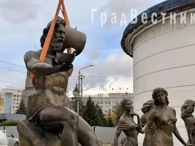 В Красноярске скульптуры Батюшки Енисея и его красавиц-притоков вернулись на Театральну...