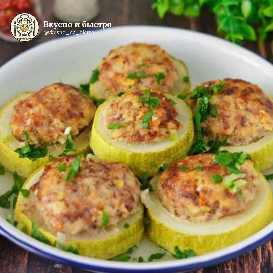 🥒 Кабачки с фаршем, помидорами и сметаной