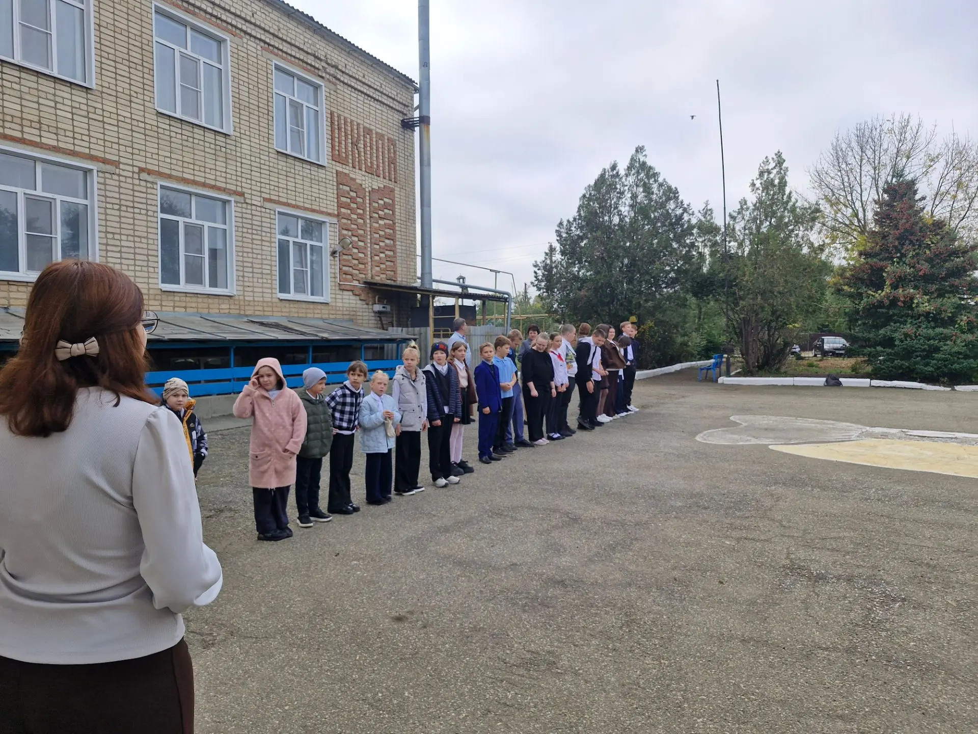 Сегодня в нашей школе состоялась традиционная линейка с поднятием Государственного флаг...
