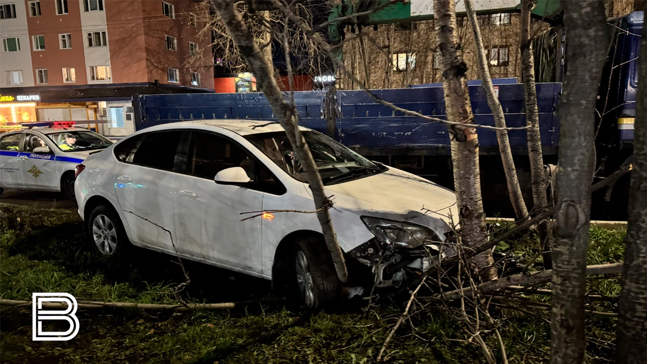 ❌ Две иномарки не смогли разъехаться на Полярных Зорях в Мурманске
