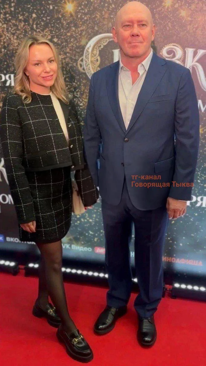 61-летний актер Виталий Хаев появился на премьере «Сказки о потерянном времени» с любим...