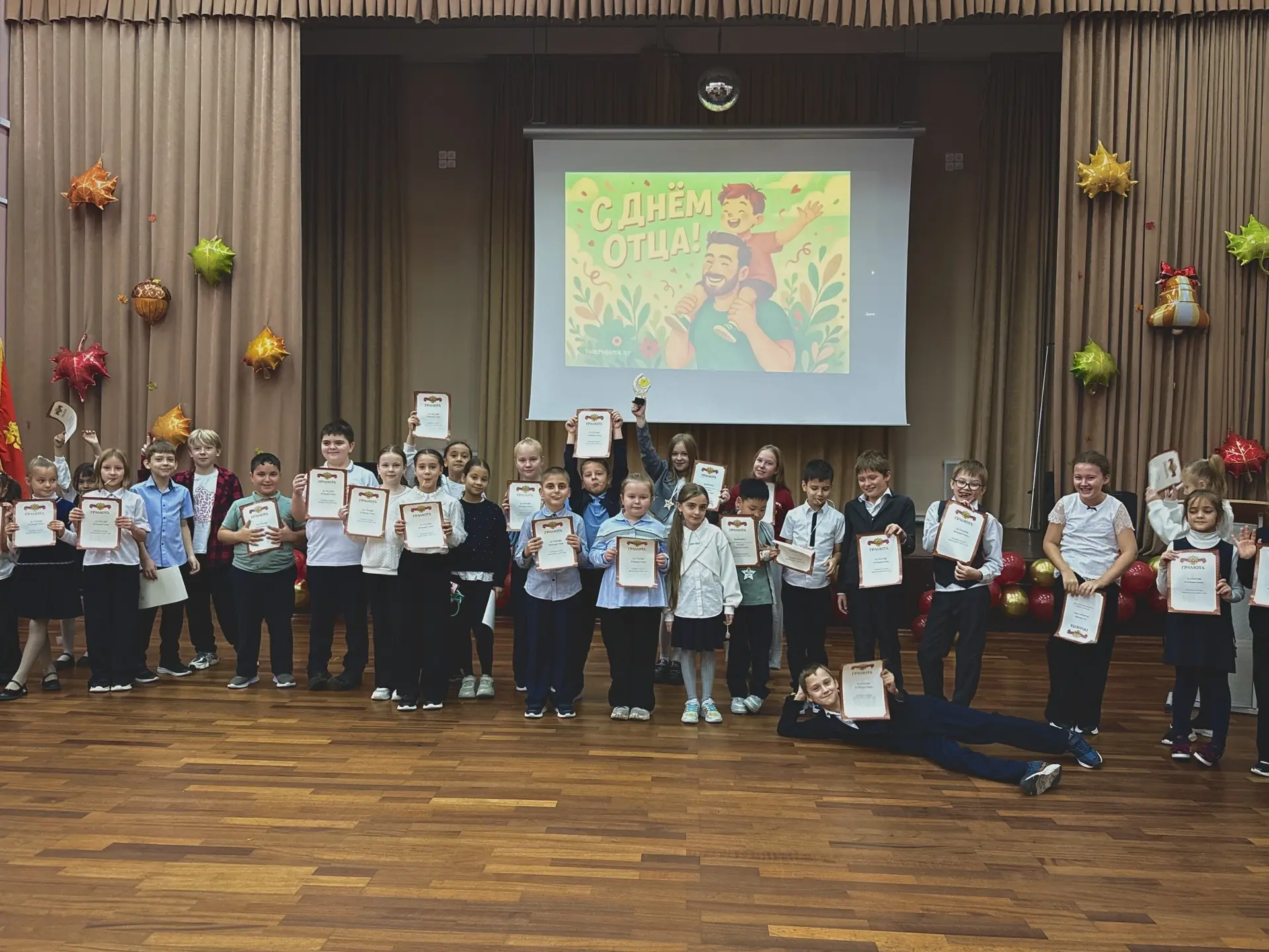 🏫 В МБОУ СОШ №4 состоялся конкурс чтецов, посвященный Дню отца !
