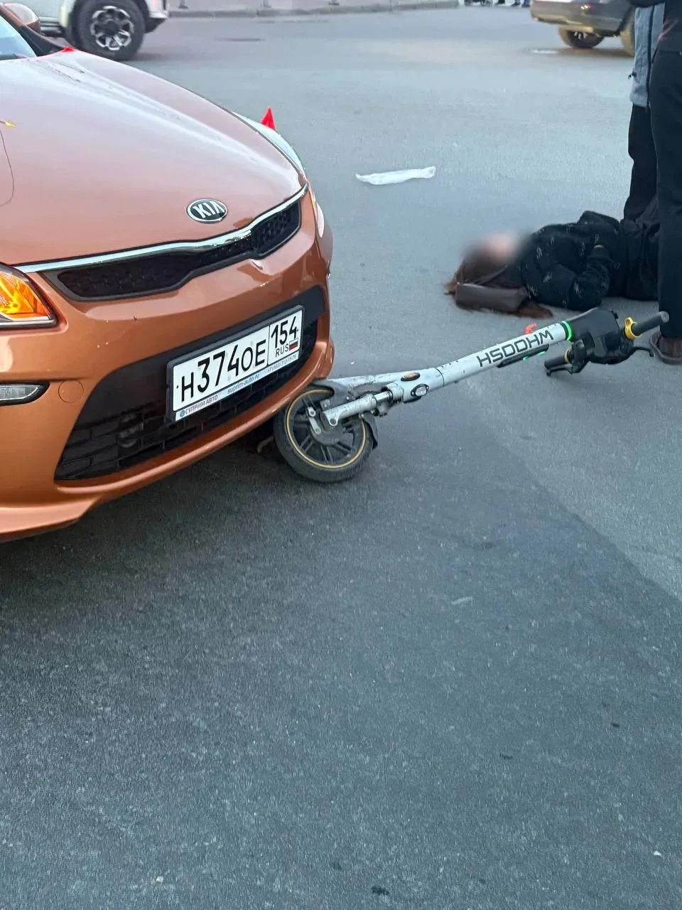 В Октябрьском районе Новосибирска автомобиль сбил девочку на электросамокате