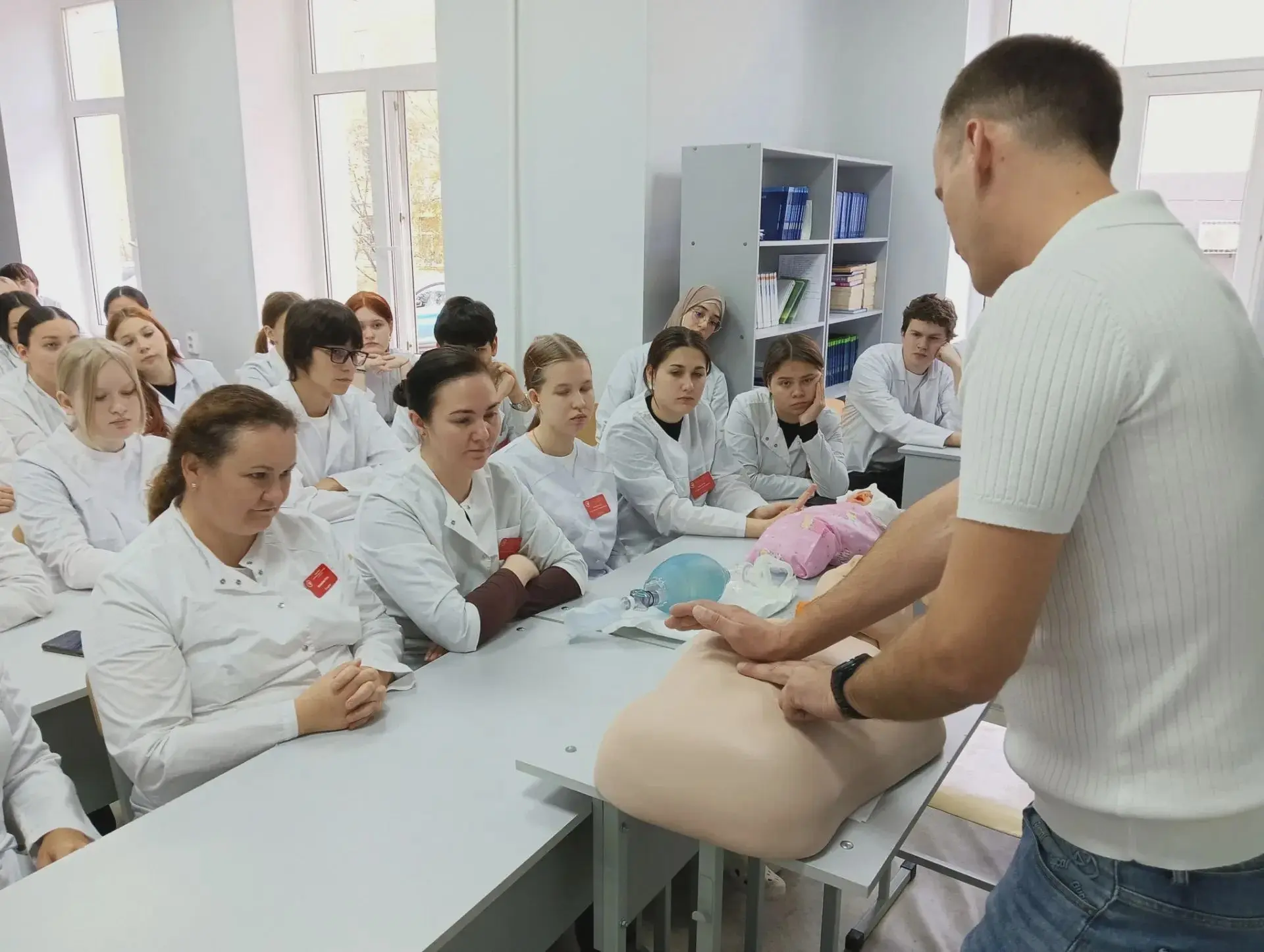 🚑 Будущие медики пообщались с фельдшером скорой