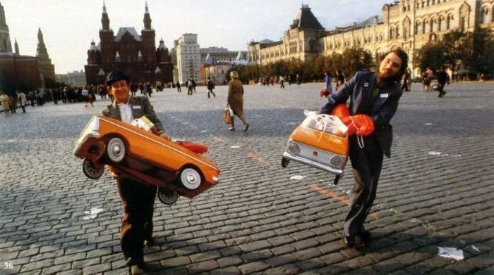 Из ГУМа с покупкaми, Москва, 1980 год.
