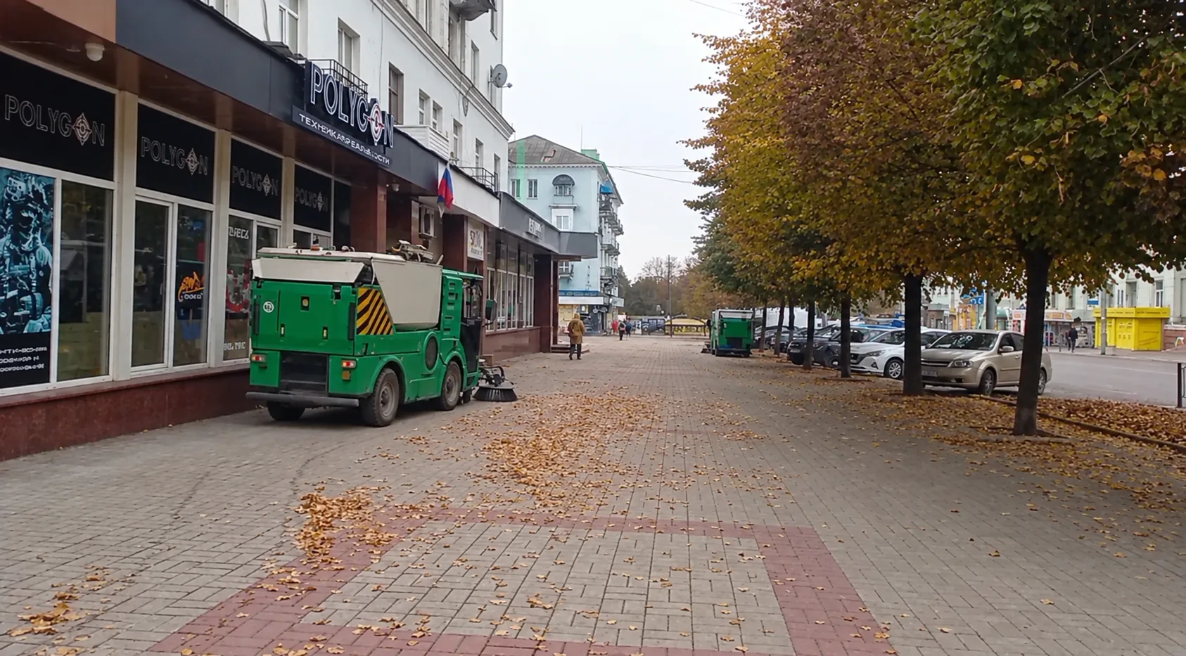 На улице Ленина проводят уборку тротуаров