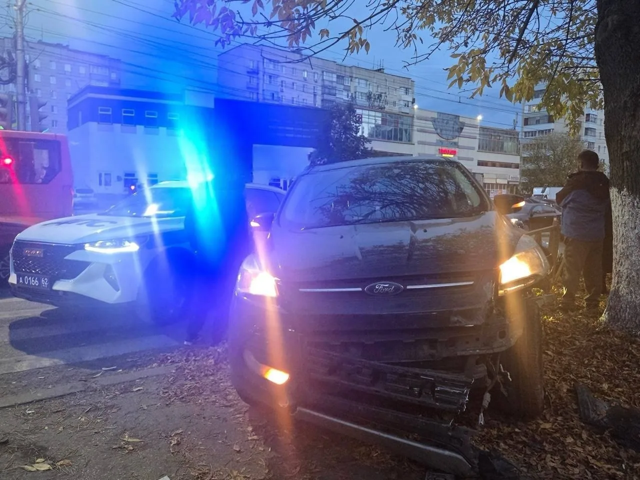 Две машины столкнулись в микрорайоне Канищево. После удара один из автомобилей пробил м...