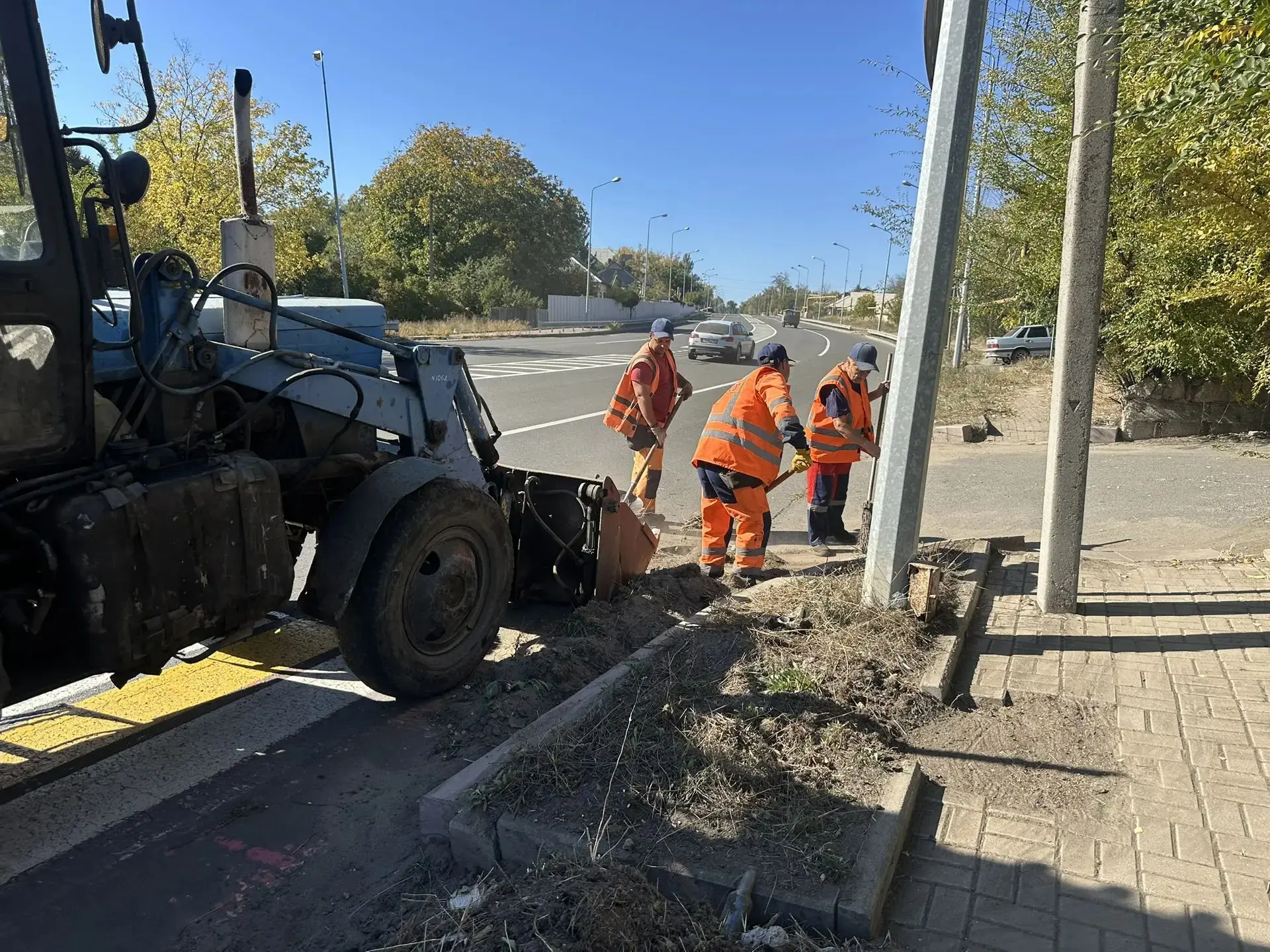 Проведена ручная уборка прибордюрной части автодорог по ул.П.Поповича и пр-кту Ильича