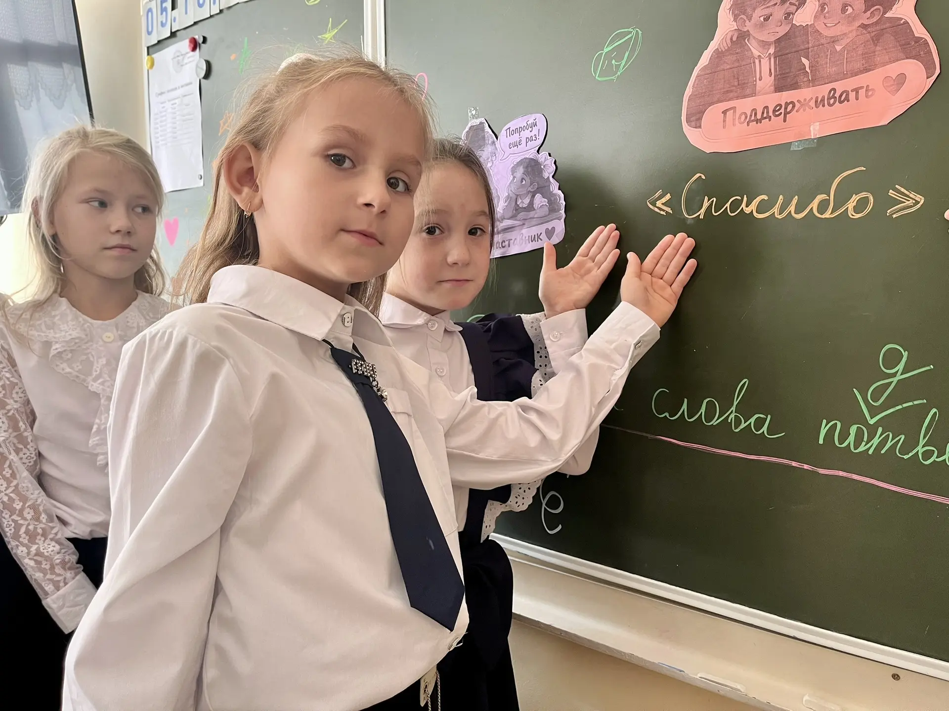 🍂 **Осенний день, согретый улыбками: как в нашей школе отметили День учителя!**