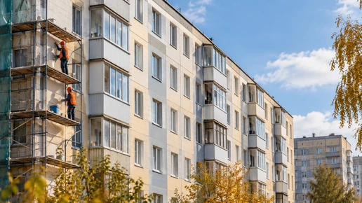 В Петербурге отремонтируют фасады 80 панельных домов