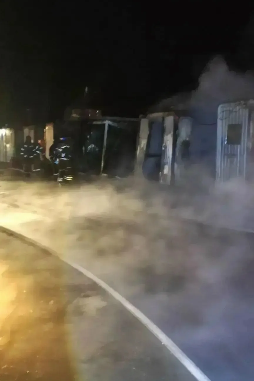 В Новой Вилге ночью загорелась строительная площадка - пожарные вынесли газовый баллон