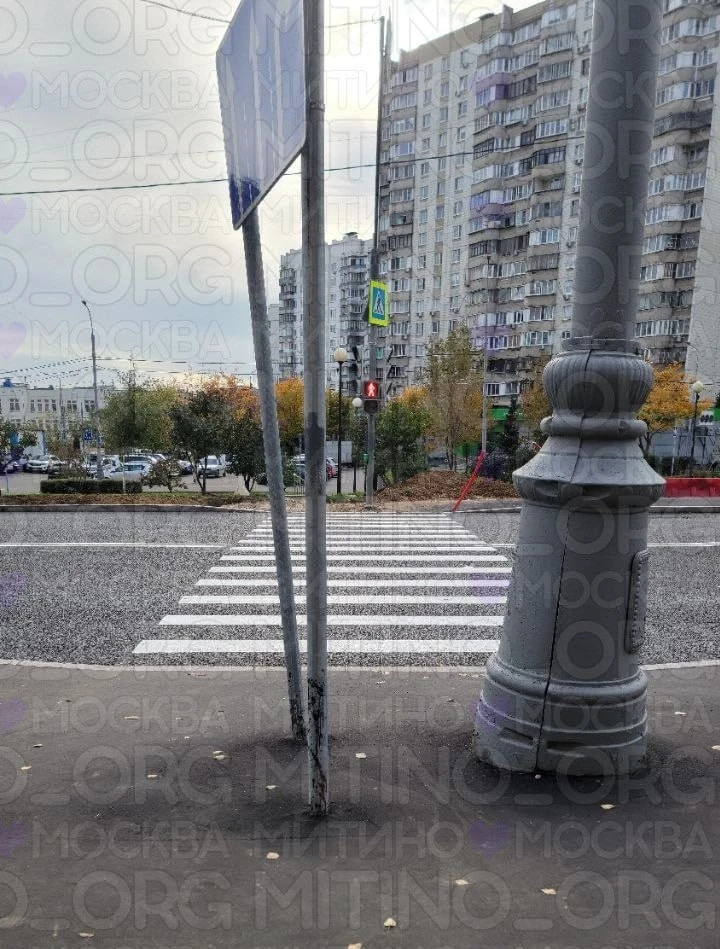 На Митинской улице перенесли пешеходный переход. Пока "лес столбов" выглядит недружелюбно.