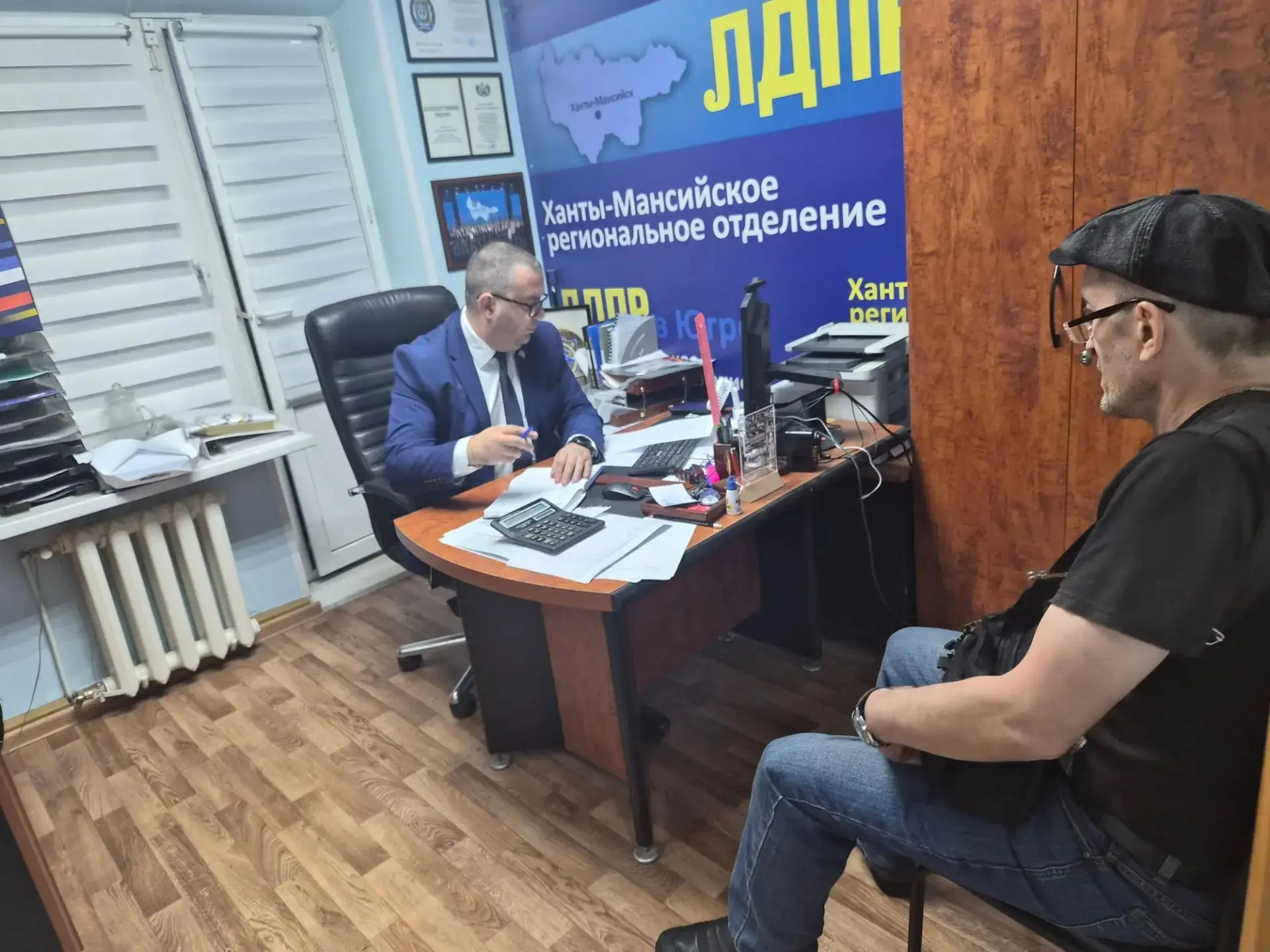 Депутат Виктор Сысун провёл приём граждан в Сургуте