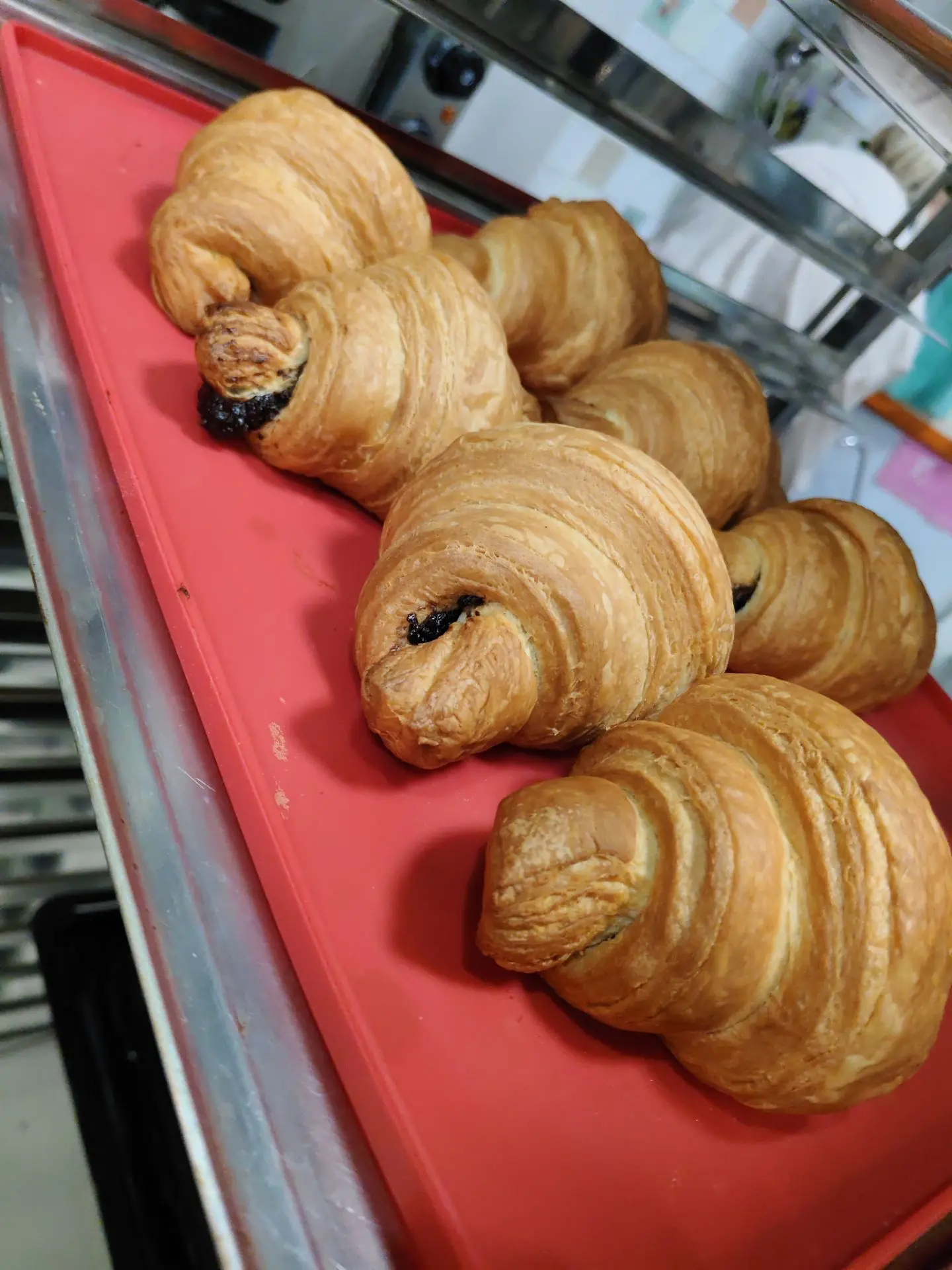 Горячий круассан 🥐 с шоколадной начинкой 😋