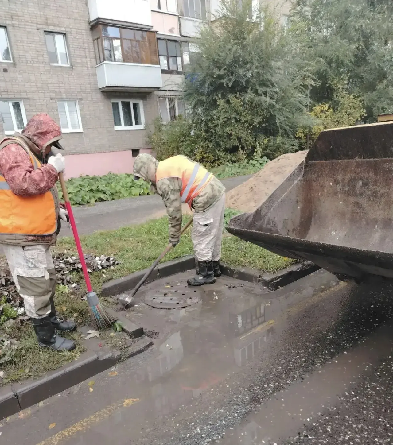 В дождливую погоду специалисты ДЭУ ЦАО работают в усиленном режиме. Сегодня работники п...