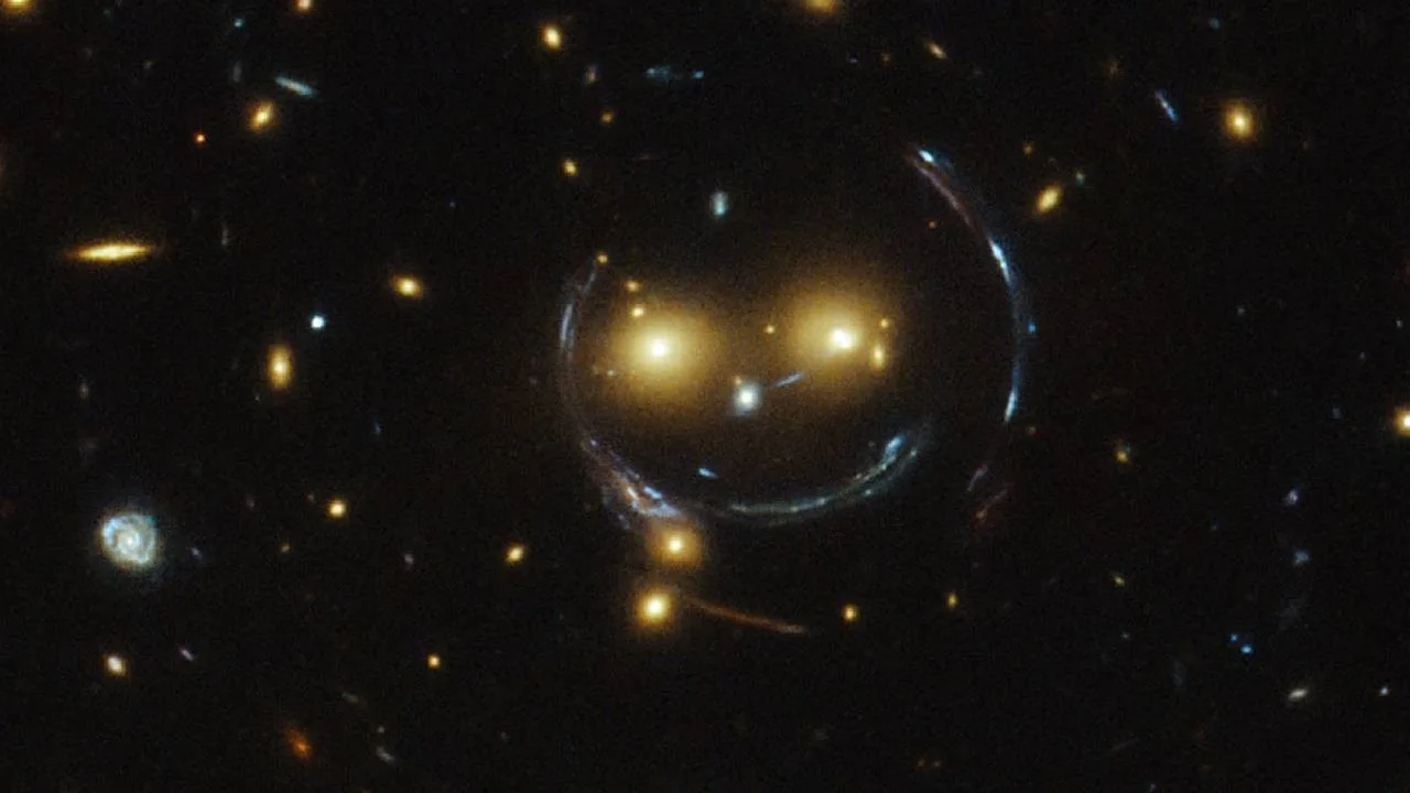 NASA показала «улыбающуюся галактику»: Hubble сфотографировал космическое лицо за пару ...