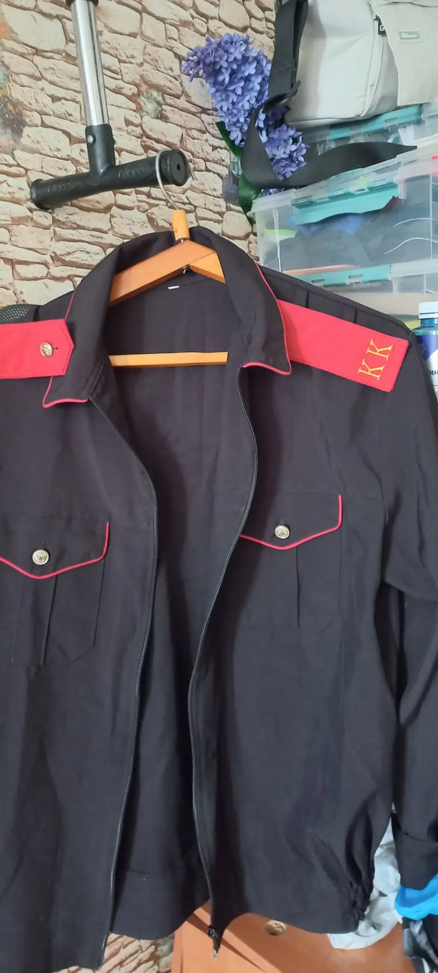 Продам казачью форму на мальчика 46-52 размера. Двое брюк ( одни новые), два кителя, шт...