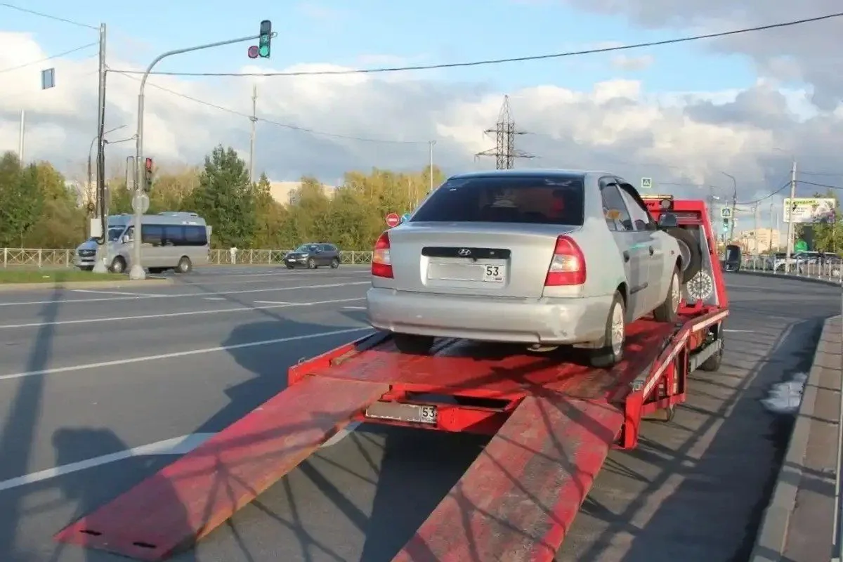 🚛 В Великом Новгороде эвакуатор арестовали за долги.
