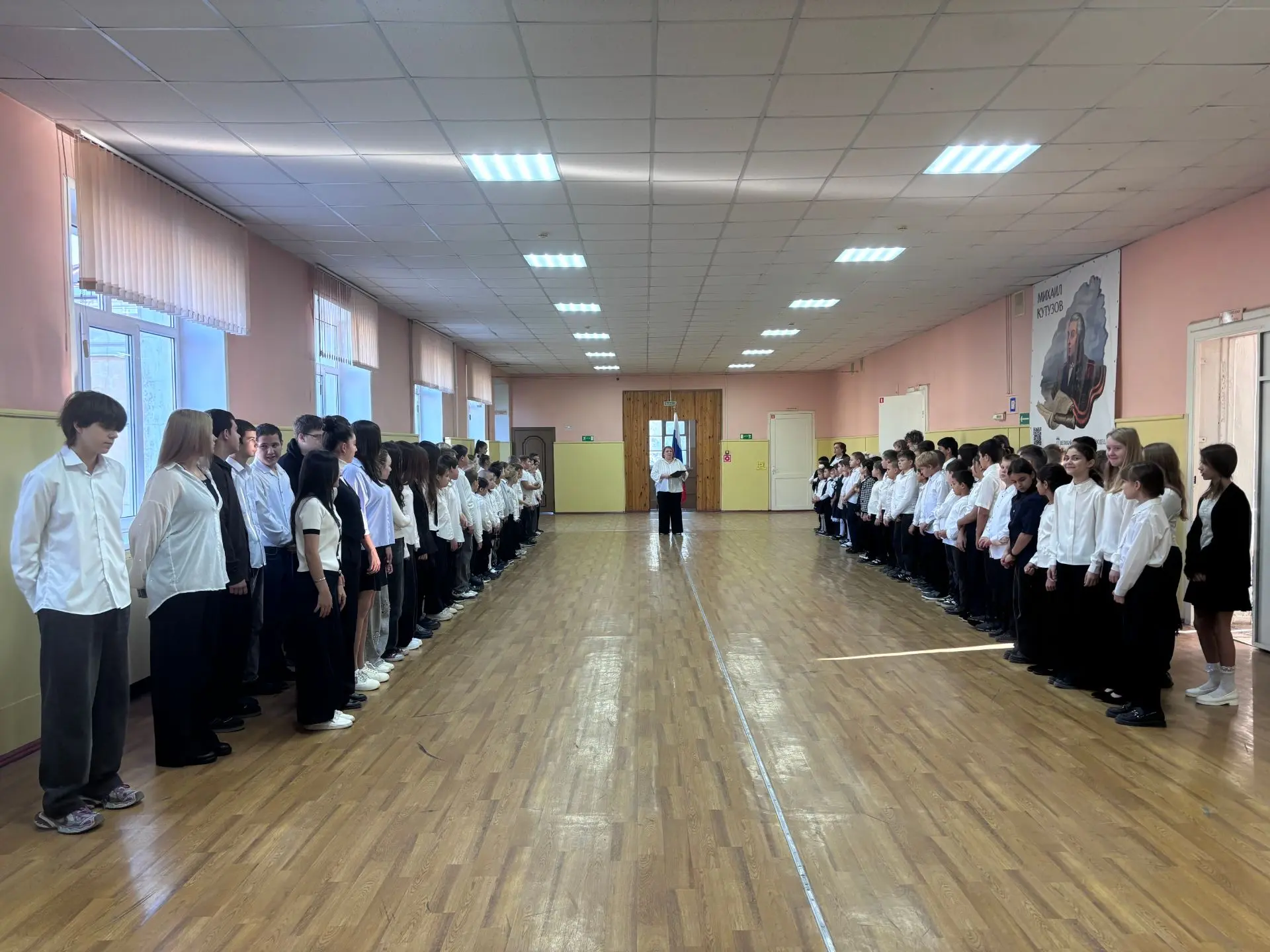 В понедельник в нашей школе прошла традиционная общешкольная линейка. Начали ее с  испо...