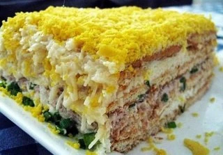 Невероятно вкусный закусочный торт-салат — просто хит! Обязательно попробуйте. 😋