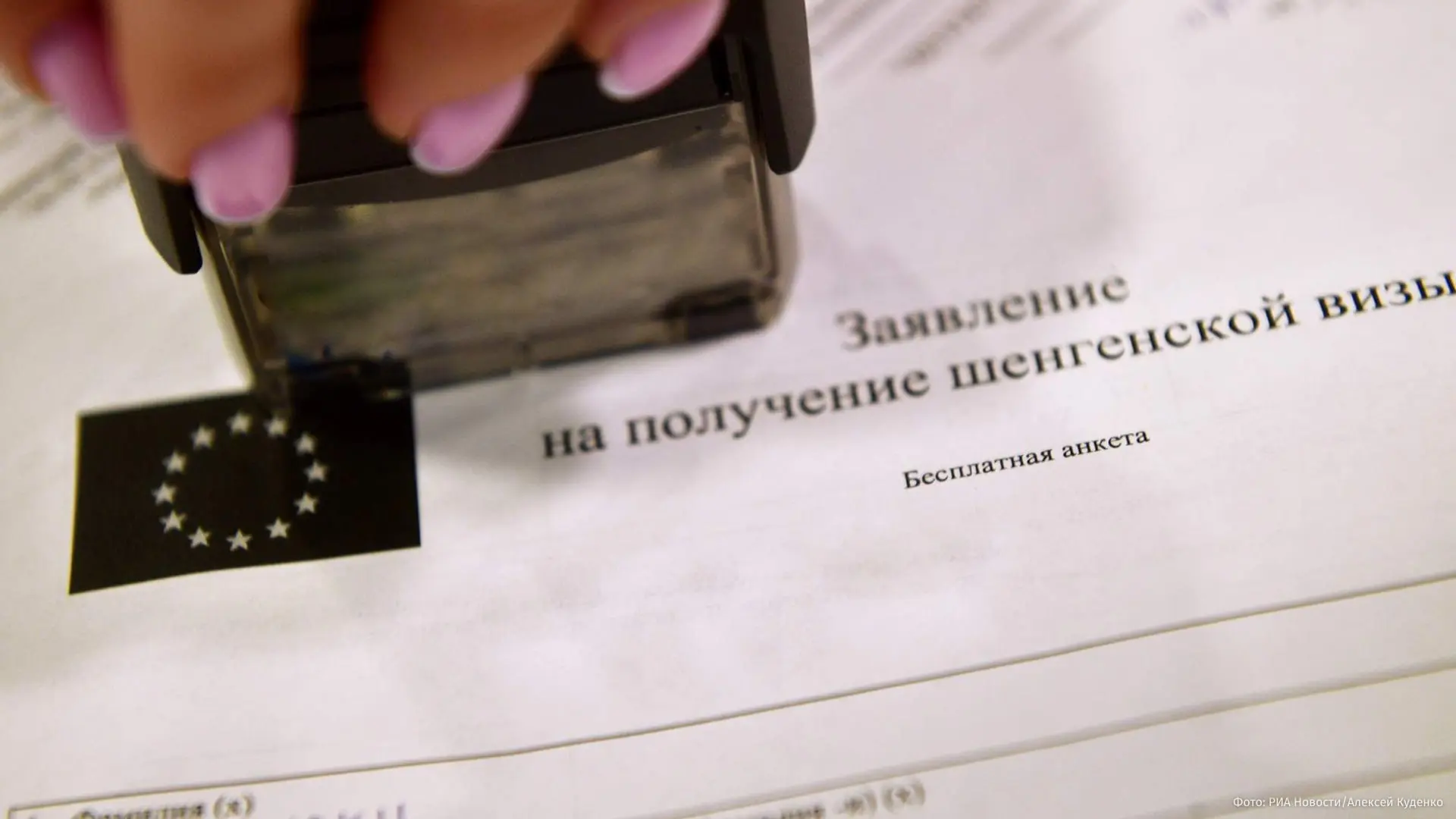 У Германии нет планов вводить полный запрет на выдачу виз гражданам России, сообщил "Из...