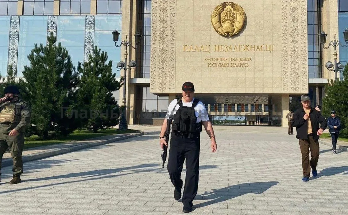 Лукашенко поручил развивать народное ополчение в Беларуси, чтобы жители страны могли са...